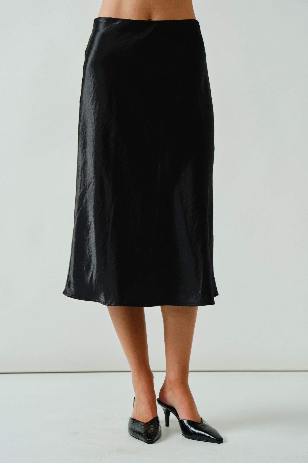 Falda midi satinada negra