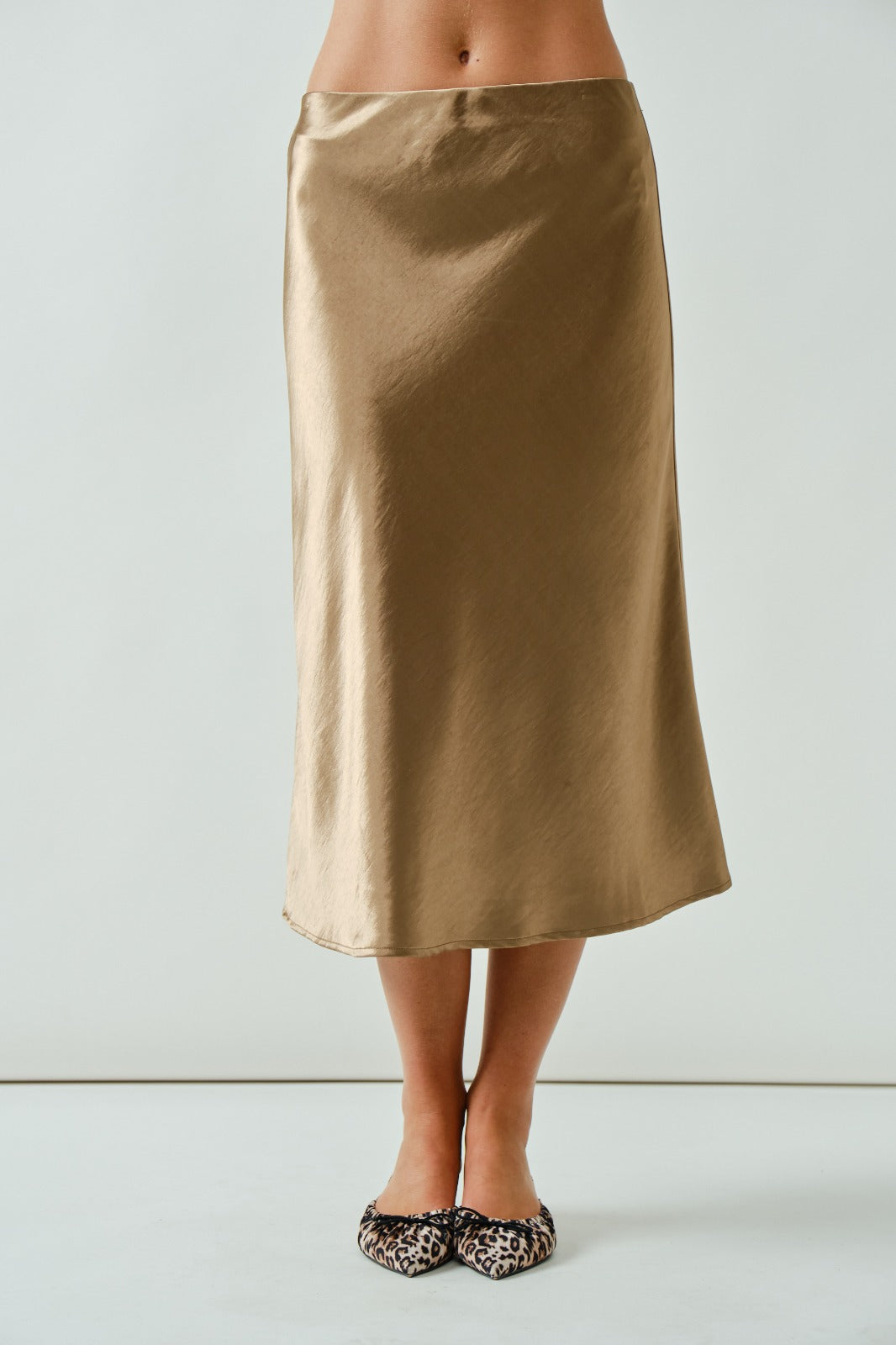 Falda midi satinada latte